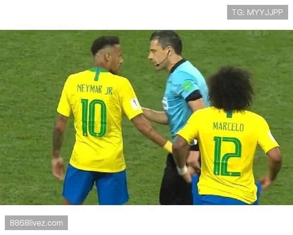 内马尔赛后直接躺沙发，纸杯才够喝一口这架势谁信是亿万身价？